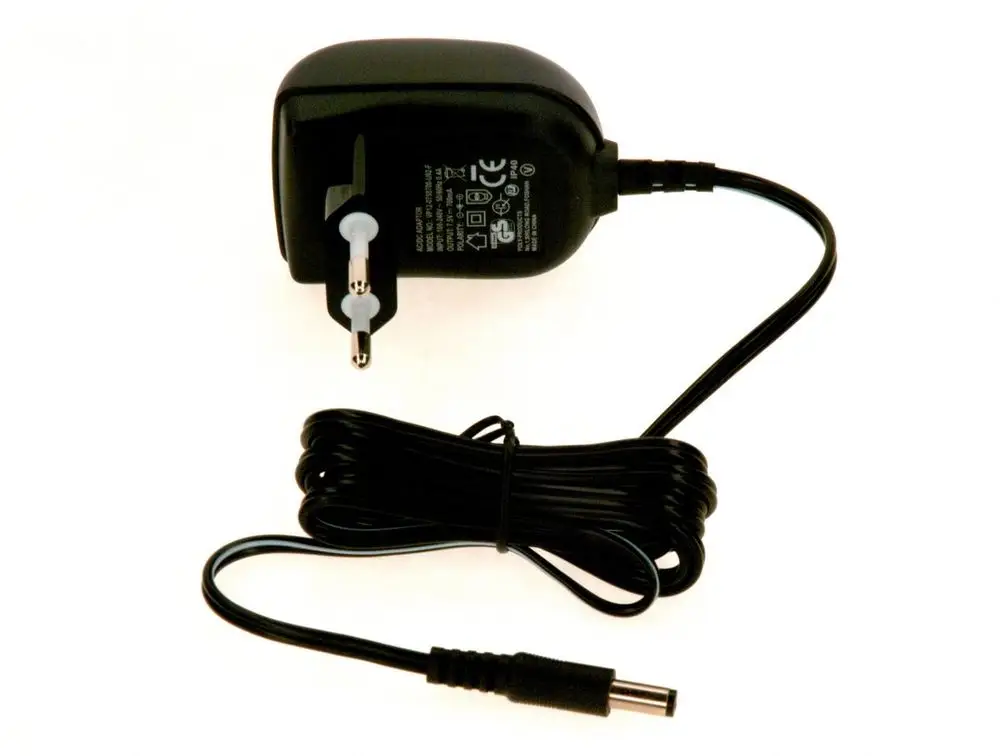 Schwarzes Steckernetzteil von Bosch mit einem Anschlusskabel und einem runden Stecker, geeignet für die Stromversorgung von elektrischen Geräten.